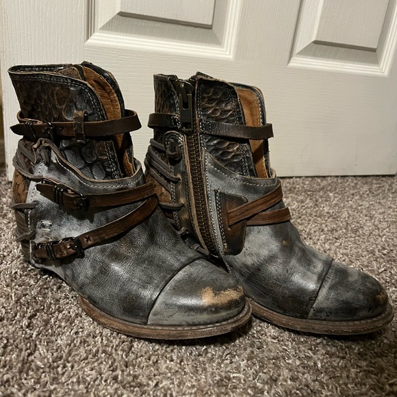 Shoes - MINT CONDITION Freebird Graphite Crues